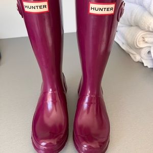 Hunter Kids Boot Size 3. Raspberry in color.